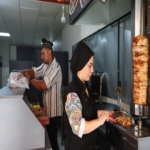 ELAZIĞ'DA İKİ ÇOCUK ANNESİ KADIN GİRİŞİMCİ, DÖNER TEZGAHININ BAŞINA GEÇTİ