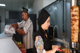 ELAZIĞ'DA İKİ ÇOCUK ANNESİ KADIN GİRİŞİMCİ, DÖNER TEZGAHININ BAŞINA GEÇTİ