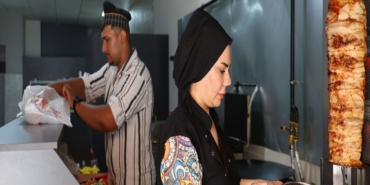 ELAZIĞ'DA İKİ ÇOCUK ANNESİ KADIN GİRİŞİMCİ, DÖNER TEZGAHININ BAŞINA GEÇTİ