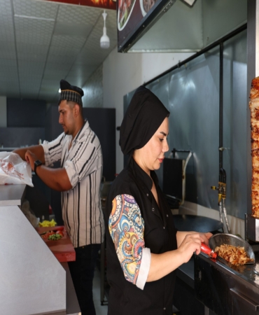 ELAZIĞ'DA İKİ ÇOCUK ANNESİ KADIN GİRİŞİMCİ, DÖNER TEZGAHININ BAŞINA GEÇTİ