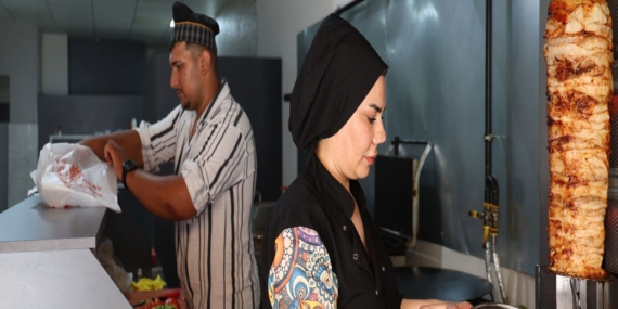 ELAZIĞ'DA İKİ ÇOCUK ANNESİ KADIN GİRİŞİMCİ, DÖNER TEZGAHININ BAŞINA GEÇTİ