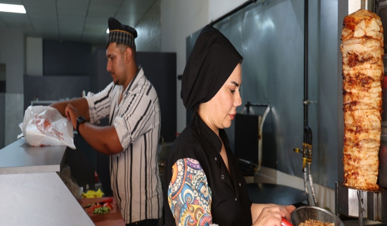 ELAZIĞ'DA İKİ ÇOCUK ANNESİ KADIN GİRİŞİMCİ, DÖNER TEZGAHININ BAŞINA GEÇTİ