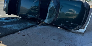 ELAZIĞ'DA OTOMOBİL YAN YATTI: 2 YARALI