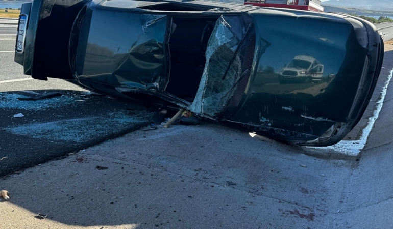 ELAZIĞ'DA OTOMOBİL YAN YATTI: 2 YARALI