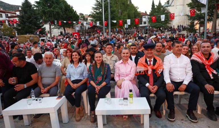 ELMALI'DA 12. TEMSİLİ YÖRÜK GÖÇÜ GERÇEKLEŞTİRİLDİ YÖRÜK KIZI BÜŞRA ÖZDEMİR YÖRÜKLERİ YALNIZ BIRAKMADI ÖZDEMİR: "YÖRÜK KÜLTÜRÜ BU TOPRAKLARIN EN BÜYÜK ZENGİNLİĞİDİR"