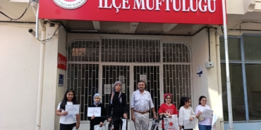 EMİRDAĞ'DA 'CAMİLER ARASI BİLGİ YARIŞMASI'NDA DERECEYE GİREN ÖĞRENCİLER ÖDÜLLENDİRİLDİ