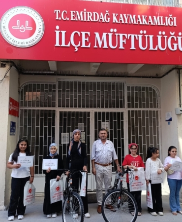 EMİRDAĞ'DA 'CAMİLER ARASI BİLGİ YARIŞMASI'NDA DERECEYE GİREN ÖĞRENCİLER ÖDÜLLENDİRİLDİ