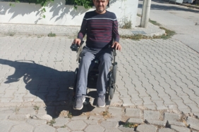 ENGELLİ VATANDAŞLAR BOZULAN KALDIRIMI KULLANAMIYOR KURUYAN AĞACIN KESİLMESİ SONRASI KALDIRIMIN BOŞLUK OLUŞAN ONARILMASI İSTENİYOR