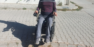ENGELLİ VATANDAŞLAR BOZULAN KALDIRIMI KULLANAMIYOR KURUYAN AĞACIN KESİLMESİ SONRASI KALDIRIMIN BOŞLUK OLUŞAN ONARILMASI İSTENİYOR