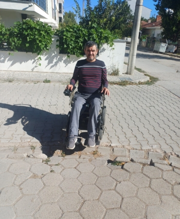 ENGELLİ VATANDAŞLAR BOZULAN KALDIRIMI KULLANAMIYOR KURUYAN AĞACIN KESİLMESİ SONRASI KALDIRIMIN BOŞLUK OLUŞAN ONARILMASI İSTENİYOR