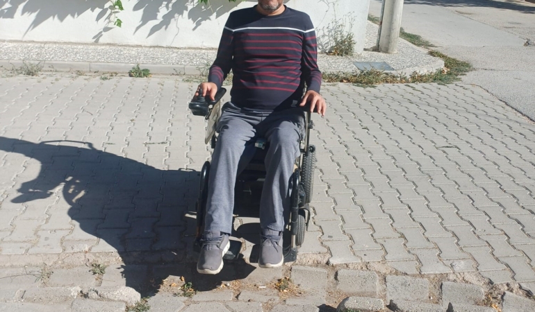 ENGELLİ VATANDAŞLAR BOZULAN KALDIRIMI KULLANAMIYOR KURUYAN AĞACIN KESİLMESİ SONRASI KALDIRIMIN BOŞLUK OLUŞAN ONARILMASI İSTENİYOR
