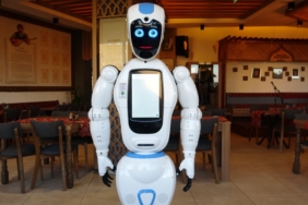 ERZURUMLULAR ROBOT ŞUKUFE'Yİ ÇOK SEVDİ: "AĞZI OLSA CAĞ KEBABI YİYECEK" BİR YÖRESEL RESTORANDA GÖREVE BAŞLAYAN İNSANSI ROBOT 'ŞUKUFE', MÜŞTERİLERİN YANI SIRA YÖRE HALKINDAN DA BÜYÜK İLGİ GÖRÜYOR