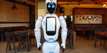 ERZURUMLULAR ROBOT ŞUKUFE'Yİ ÇOK SEVDİ: "AĞZI OLSA CAĞ KEBABI YİYECEK" BİR YÖRESEL RESTORANDA GÖREVE BAŞLAYAN İNSANSI ROBOT 'ŞUKUFE', MÜŞTERİLERİN YANI SIRA YÖRE HALKINDAN DA BÜYÜK İLGİ GÖRÜYOR