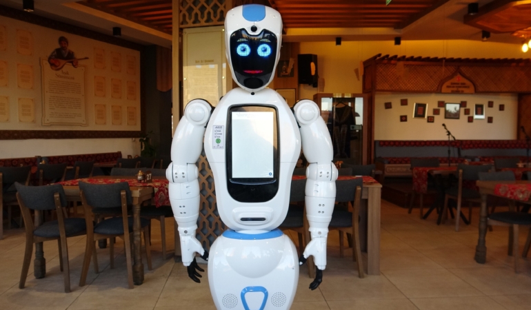 ERZURUMLULAR ROBOT ŞUKUFE'Yİ ÇOK SEVDİ: "AĞZI OLSA CAĞ KEBABI YİYECEK" BİR YÖRESEL RESTORANDA GÖREVE BAŞLAYAN İNSANSI ROBOT 'ŞUKUFE', MÜŞTERİLERİN YANI SIRA YÖRE HALKINDAN DA BÜYÜK İLGİ GÖRÜYOR