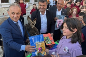 EŞEĞİYLE KİTAP TAŞIYOR, KÖY ÇOCUKLARININ HAYALLERİNE IŞIK OLUYOR ALMANYA'DAN YOLA ÇIKTI, EŞEĞİYLE KÖY ÇOCUKLARININ HAYALLERİNE ULAŞTI DERVİŞ MİSALİ EŞEĞİN HEYBESİYLE KÖY ÇOCUKLARINA KIRTASİYE HEDİYE EDİYOR