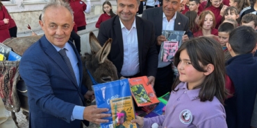 EŞEĞİYLE KİTAP TAŞIYOR, KÖY ÇOCUKLARININ HAYALLERİNE IŞIK OLUYOR ALMANYA'DAN YOLA ÇIKTI, EŞEĞİYLE KÖY ÇOCUKLARININ HAYALLERİNE ULAŞTI DERVİŞ MİSALİ EŞEĞİN HEYBESİYLE KÖY ÇOCUKLARINA KIRTASİYE HEDİYE EDİYOR