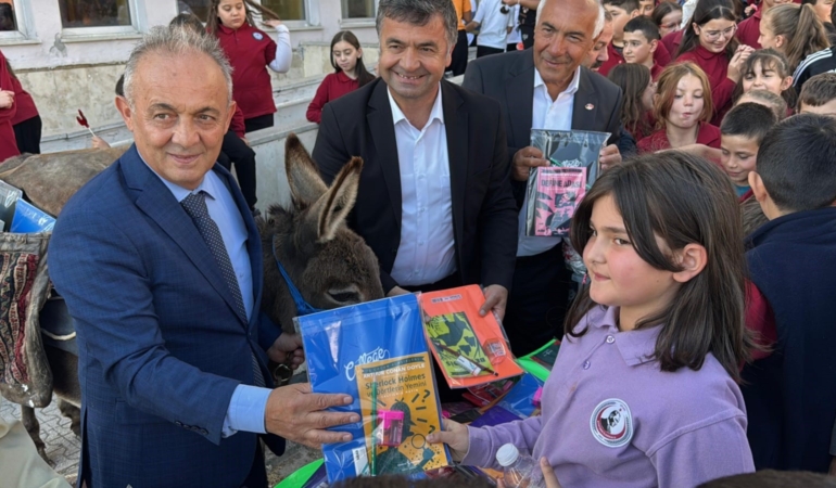 EŞEĞİYLE KİTAP TAŞIYOR, KÖY ÇOCUKLARININ HAYALLERİNE IŞIK OLUYOR ALMANYA'DAN YOLA ÇIKTI, EŞEĞİYLE KÖY ÇOCUKLARININ HAYALLERİNE ULAŞTI DERVİŞ MİSALİ EŞEĞİN HEYBESİYLE KÖY ÇOCUKLARINA KIRTASİYE HEDİYE EDİYOR