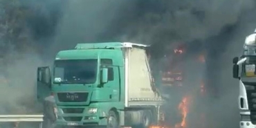 ESENYURT TEM OTOYOLUNDA TIR BİLİNMEYEN BİR NEDENLE ALEV ALEV YANMAYA BAŞLADI. OLAY YERİNE İTFAİYE EKİPLERİ SEVK EDİLDİ.