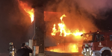 ESENYURT'TA LASTİKÇİ DÜKKANINDA ÇIKAN YANGIN 5 İŞ YERİNE SIÇRADI