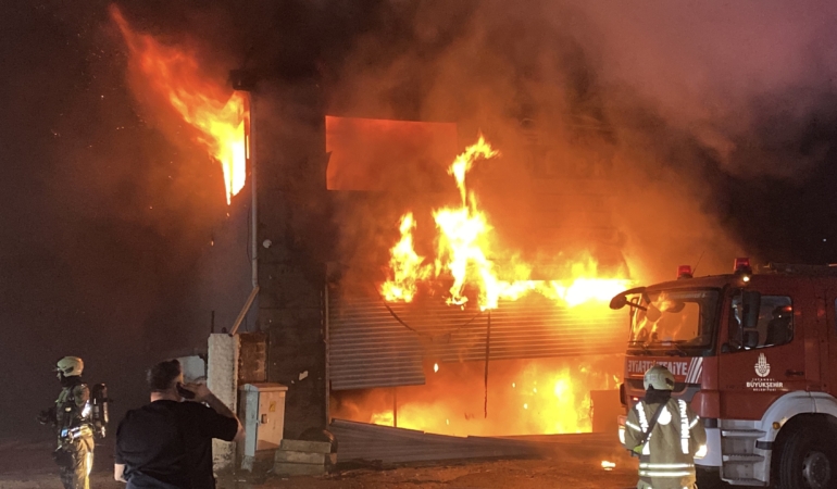 ESENYURT'TA LASTİKÇİ DÜKKANINDA ÇIKAN YANGIN 5 İŞ YERİNE SIÇRADI