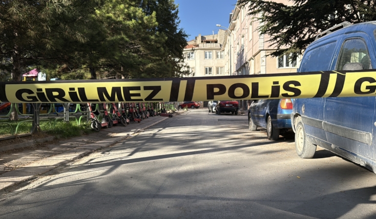 ESKİŞEHİR'DE 'YAN BAKMA' KAVGASINDA 3 KİŞİ YARALANDI