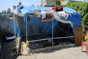 EV ALMA HAYALİYLE KANDIRILDI, 5 ÇOCUĞUYLA AHIRDA YAŞAMAYA BAŞLADI EV HAYALİ KABUSA DÖNDÜ: 5 ÇOCUK ANNESİ 1,2 MİLYON TL BORÇLA AHIRDA YAŞAM MÜCADELESİ VERİYOR EV ALMA HAYALİYLE KREDİ KARTI ÇIKARTTI, 1,2 MİLYON TL BORÇLA 5 ÇOCUĞUYLA AHIRDA KALDI