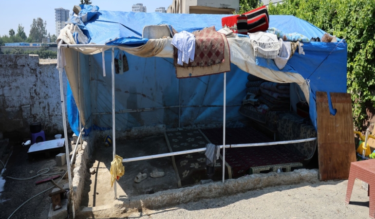 EV ALMA HAYALİYLE KANDIRILDI, 5 ÇOCUĞUYLA AHIRDA YAŞAMAYA BAŞLADI EV HAYALİ KABUSA DÖNDÜ: 5 ÇOCUK ANNESİ 1,2 MİLYON TL BORÇLA AHIRDA YAŞAM MÜCADELESİ VERİYOR EV ALMA HAYALİYLE KREDİ KARTI ÇIKARTTI, 1,2 MİLYON TL BORÇLA 5 ÇOCUĞUYLA AHIRDA KALDI