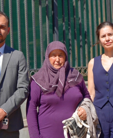 EV BEKLERKEN BİRİKİMLERİNDEN OLDULAR SOLUĞU ADLİYEDE ALDILAR MÜTEAHHİT TARAFINDAN DOLANDIRILDIKLARI İDDİASIYLA SUÇ DUYURUSUNDA BULUNDULAR 70 ÇEYREK ALTIN, 6 DÖNÜM TARLA VERDİ, EVİNE KAVUŞAMADI