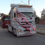 EVLENEN YEĞENİNE TIR KONVOYU SÜRPRİZİ YAPTI ESKİŞEHİR'DE YAPILAN TIR KONVOYUNDA İLGİNÇ GÖRÜNTÜLER OLUŞTU DAMAT BARAN SİR: "BU MUTLU GÜNÜMÜZDE BİZİ YALNIZ BIRAKMADIĞI İÇİN AMCAMA TEŞEKKÜR EDERİM" AMCA ŞENER YAMAN: "DAMAT ŞOK OLDU, ONLARA BİR SÜRPRİZ OLSUN İSTEDİM"