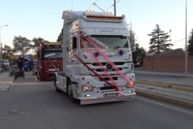 EVLENEN YEĞENİNE TIR KONVOYU SÜRPRİZİ YAPTI ESKİŞEHİR'DE YAPILAN TIR KONVOYUNDA İLGİNÇ GÖRÜNTÜLER OLUŞTU DAMAT BARAN SİR: "BU MUTLU GÜNÜMÜZDE BİZİ YALNIZ BIRAKMADIĞI İÇİN AMCAMA TEŞEKKÜR EDERİM" AMCA ŞENER YAMAN: "DAMAT ŞOK OLDU, ONLARA BİR SÜRPRİZ OLSUN İSTEDİM"