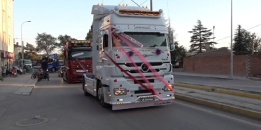EVLENEN YEĞENİNE TIR KONVOYU SÜRPRİZİ YAPTI ESKİŞEHİR'DE YAPILAN TIR KONVOYUNDA İLGİNÇ GÖRÜNTÜLER OLUŞTU DAMAT BARAN SİR: "BU MUTLU GÜNÜMÜZDE BİZİ YALNIZ BIRAKMADIĞI İÇİN AMCAMA TEŞEKKÜR EDERİM" AMCA ŞENER YAMAN: "DAMAT ŞOK OLDU, ONLARA BİR SÜRPRİZ OLSUN İSTEDİM"