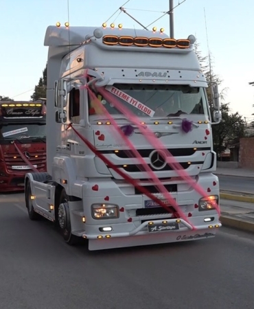 EVLENEN YEĞENİNE TIR KONVOYU SÜRPRİZİ YAPTI ESKİŞEHİR'DE YAPILAN TIR KONVOYUNDA İLGİNÇ GÖRÜNTÜLER OLUŞTU DAMAT BARAN SİR: "BU MUTLU GÜNÜMÜZDE BİZİ YALNIZ BIRAKMADIĞI İÇİN AMCAMA TEŞEKKÜR EDERİM" AMCA ŞENER YAMAN: "DAMAT ŞOK OLDU, ONLARA BİR SÜRPRİZ OLSUN İSTEDİM"