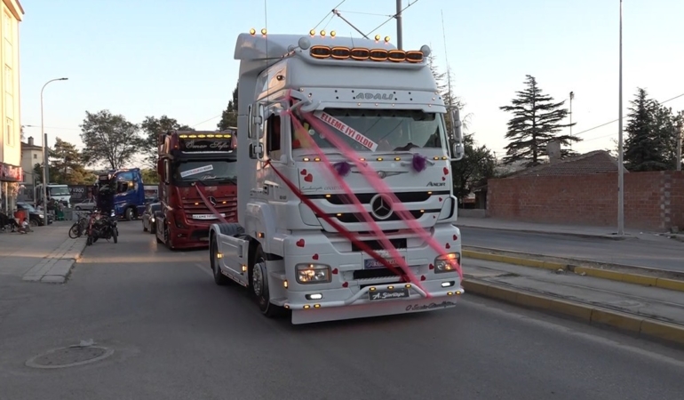 EVLENEN YEĞENİNE TIR KONVOYU SÜRPRİZİ YAPTI ESKİŞEHİR'DE YAPILAN TIR KONVOYUNDA İLGİNÇ GÖRÜNTÜLER OLUŞTU DAMAT BARAN SİR: "BU MUTLU GÜNÜMÜZDE BİZİ YALNIZ BIRAKMADIĞI İÇİN AMCAMA TEŞEKKÜR EDERİM" AMCA ŞENER YAMAN: "DAMAT ŞOK OLDU, ONLARA BİR SÜRPRİZ OLSUN İSTEDİM"