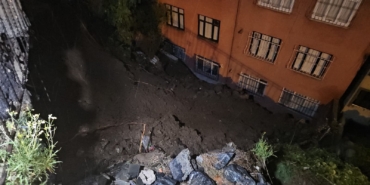 EYÜPSULTAN'DA YAĞMUR SONRASI TOPRAK KAYDI: 25 KİŞİ TEDBİREN TAHLİYE EDİLDİ