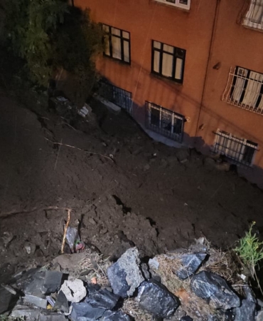 EYÜPSULTAN'DA YAĞMUR SONRASI TOPRAK KAYDI: 25 KİŞİ TEDBİREN TAHLİYE EDİLDİ