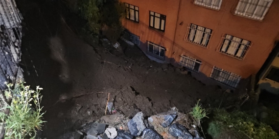 EYÜPSULTAN'DA YAĞMUR SONRASI TOPRAK KAYDI: 25 KİŞİ TEDBİREN TAHLİYE EDİLDİ