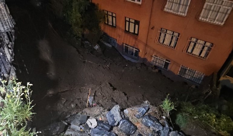 EYÜPSULTAN'DA YAĞMUR SONRASI TOPRAK KAYDI: 25 KİŞİ TEDBİREN TAHLİYE EDİLDİ
