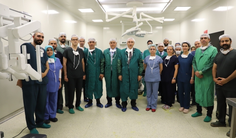 FÜ HASTANESİ'NDE ROBOTİK CERRAHİ SİSTEMİ HİZMETE GİRDİ