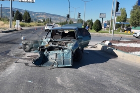 GEDİZ'DE TIR İLE OTOMOBİLİN KARIŞTIĞI TRAFİK KAZASINDA 2 KİŞİ YARALANDI