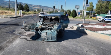 GEDİZ'DE TIR İLE OTOMOBİLİN KARIŞTIĞI TRAFİK KAZASINDA 2 KİŞİ YARALANDI