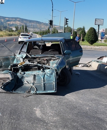 GEDİZ'DE TIR İLE OTOMOBİLİN KARIŞTIĞI TRAFİK KAZASINDA 2 KİŞİ YARALANDI