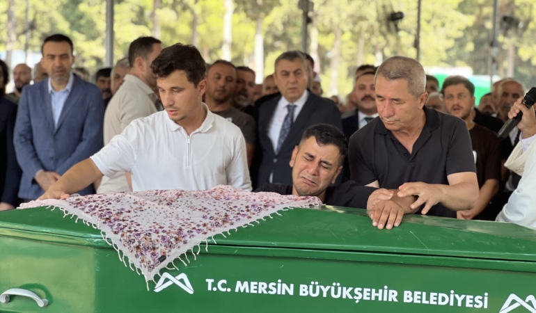 GEMİ FACİASINDA HAYATINI KAYBEDEN HASTANE PERSONELİ GÜLCAN GÜREL SON YOLCULUĞUNA UĞURLANDI CAN YELEĞİNİ ÇIKARARAK KIZINA GİYDİRDİ, KENDİSİ SULARA GÖMÜLDÜ