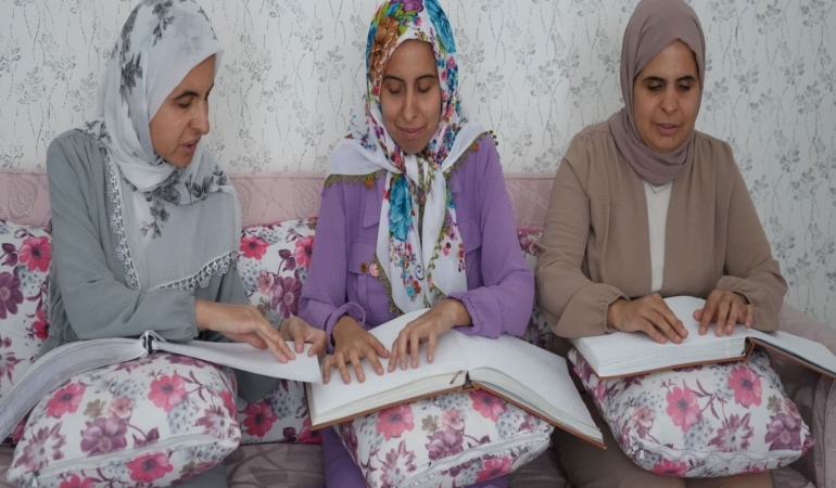 GÖRME ENGELLİ 3 KARDEŞ AZİMLE ÜNİVERSİTEYİ KAZANDI