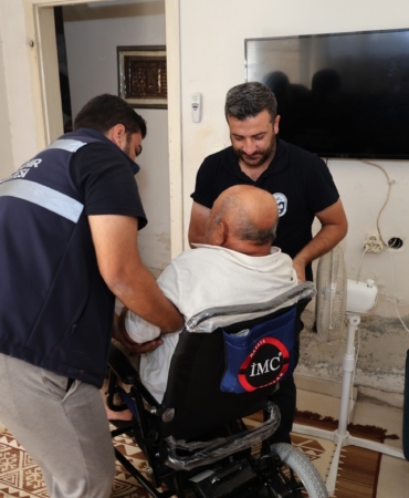 HBB' DEN REYHANLI'DA YAŞAYAN ENGELLİ VATANDAŞA AKÜLÜ TEKERLEKLİ SANDALYE DESTEĞİ