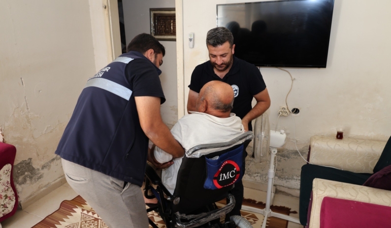 HBB' DEN REYHANLI'DA YAŞAYAN ENGELLİ VATANDAŞA AKÜLÜ TEKERLEKLİ SANDALYE DESTEĞİ