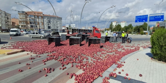 Karaman’da tonlarca elma yola saçıldı: Halat koptu, yol ulaşıma kapandı