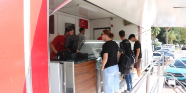 HALK ET MOBİL SATIŞ TIRI HER GÜN FARKLI İLÇEDE HİZMET VERİYOR SAĞLIKLI VE UYGUN FİYATLI ET İLÇELERDE YOĞUN İLGİ GÖRÜYOR