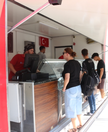HALK ET MOBİL SATIŞ TIRI HER GÜN FARKLI İLÇEDE HİZMET VERİYOR SAĞLIKLI VE UYGUN FİYATLI ET İLÇELERDE YOĞUN İLGİ GÖRÜYOR