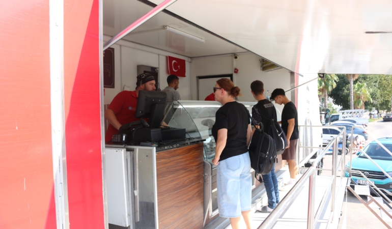 HALK ET MOBİL SATIŞ TIRI HER GÜN FARKLI İLÇEDE HİZMET VERİYOR SAĞLIKLI VE UYGUN FİYATLI ET İLÇELERDE YOĞUN İLGİ GÖRÜYOR