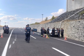 HAYRABOLU'DA SEYİR HALİNDEKİ OTOMOBİLE SİLAHLI SALDIRI: 1 ÖLÜ